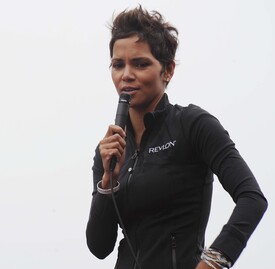 celebrity_paradise.com_Halle_Berry_Revlon_39.jpg