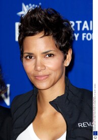 celebrity_paradise.com_Halle_Berry_Revlon_49.jpg