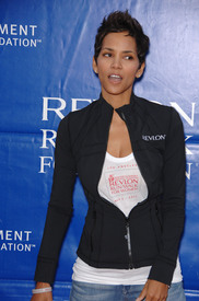 celebrity_paradise.com_Halle_Berry_Revlon_81.jpg