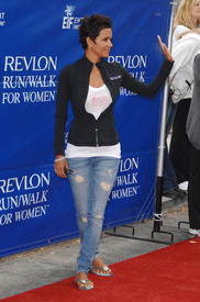 celebrity_paradise.com_Halle_Berry_Revlon_84.jpg