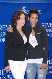 celebrity_paradise.com_Halle_Berry_Revlon_86.jpg