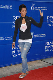 celebrity_paradise.com_Halle_Berry_Revlon_87.jpg