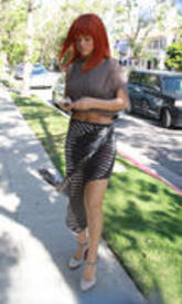 th_RihannaheadingtoavisitinL.A._05.jpg