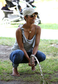 HalleBerryatColdwaterParkBeverlyHills6.5.2011_02.jpg