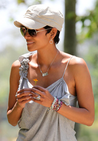 HalleBerryatColdwaterParkBeverlyHills6.5.2011_03.jpg