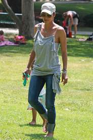 HalleBerryatColdwaterParkBeverlyHills6.5.2011_06.jpg