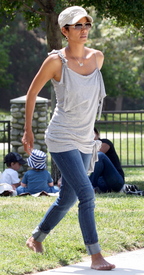 HalleBerryatColdwaterParkBeverlyHills6.5.2011_08.jpg