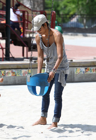 HalleBerryatColdwaterParkBeverlyHills6.5.2011_12.jpg