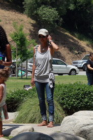 HalleBerryatColdwaterParkBeverlyHills6.5.2011_15.jpg