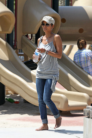 HalleBerryatColdwaterParkBeverlyHills6.5.2011_16.jpg