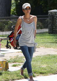 HalleBerryatColdwaterParkBeverlyHills6.5.2011_18.jpg