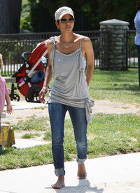 HalleBerryatColdwaterParkBeverlyHills6.5.2011_19.jpg