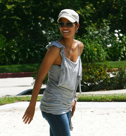 HalleBerryatColdwaterParkBeverlyHills6.5.2011_23.jpg