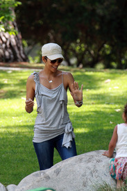 HalleBerryatColdwaterParkBeverlyHills6.5.2011_24.jpg