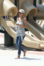HalleBerryatColdwaterParkBeverlyHills6.5.2011_25.jpg