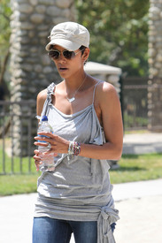 HalleBerryatColdwaterParkBeverlyHills6.5.2011_29.jpg