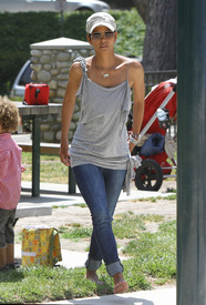 HalleBerryatColdwaterParkBeverlyHills6.5.2011_32.jpg