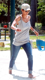 HalleBerryatColdwaterParkBeverlyHills6.5.2011_33.jpg