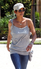 HalleBerryatColdwaterParkBeverlyHills6.5.2011_34.jpg