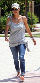 HalleBerryatColdwaterParkBeverlyHills6.5.2011_35.jpg