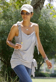 HalleBerryatColdwaterParkBeverlyHills6.5.2011_37.jpg