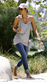 HalleBerryatColdwaterParkBeverlyHills6.5.2011_40.jpg