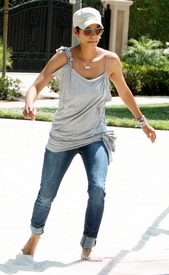 HalleBerryatColdwaterParkBeverlyHills6.5.2011_45.jpg