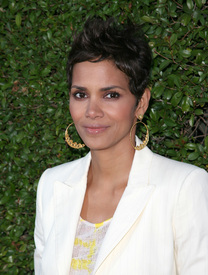 HalleBerryBeautyCultureOpeningNightatTheAnnenbergSpaceForPhotographyinCenturyCity19.5.2011_11.jpg
