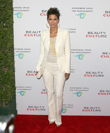 HalleBerryBeautyCultureOpeningNightatTheAnnenbergSpaceForPhotographyinCenturyCity19.5.2011_17.jpg