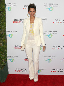 HalleBerryBeautyCultureOpeningNightatTheAnnenbergSpaceForPhotographyinCenturyCity19.5.2011_18.jpg