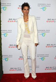 HalleBerryBeautyCultureOpeningNightatTheAnnenbergSpaceForPhotographyinCenturyCity19.5.2011_21.jpg