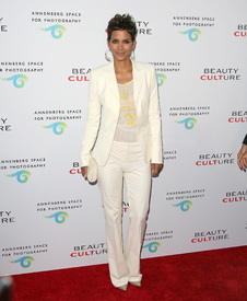 HalleBerryBeautyCultureOpeningNightatTheAnnenbergSpaceForPhotographyinCenturyCity19.5.2011_29.jpg