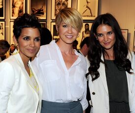 HalleBerryBeautyCultureOpeningNightatTheAnnenbergSpaceForPhotographyinCenturyCity19.5.2011_39.jpg