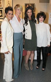 HalleBerryBeautyCultureOpeningNightatTheAnnenbergSpaceForPhotographyinCenturyCity19.5.2011_44.jpg