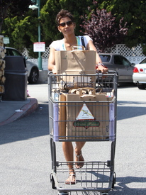 HalleBerryshoppingatBristolFarmsgrocerystoreinLosAngeles21.5.2011_05.jpg
