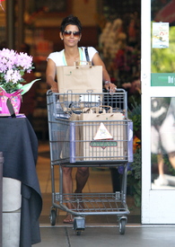 HalleBerryshoppingatBristolFarmsgrocerystoreinLosAngeles21.5.2011_13.jpg