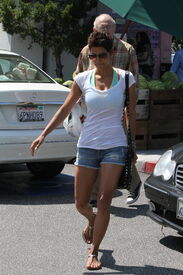HalleBerryshoppingatBristolFarmsgrocerystoreinLosAngeles21.5.2011_17.jpg