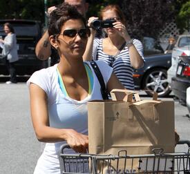 HalleBerryshoppingatBristolFarmsgrocerystoreinLosAngeles21.5.2011_21.jpg