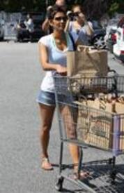 th_HalleBerryshoppingatBristolFarmsgrocerystoreinLosAngeles21.5.2011_26.jpg