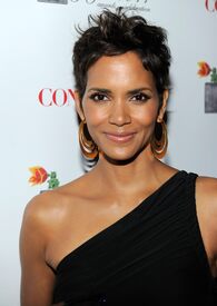 HalleBerryatthe38thFiFiAwardsNewYork25.5.2011_326.jpg