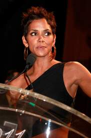 HalleBerryatthe38thFiFiAwardsNewYork25.5.2011_404.jpg