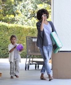 Halle Berry at a pet supply store in Malibu 6.5.2012_01.jpg