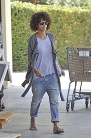 Halle Berry at a pet supply store in Malibu 6.5.2012_04.jpg