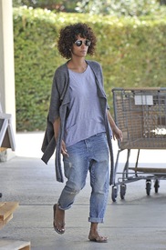 Halle Berry at a pet supply store in Malibu 6.5.2012_05.jpg