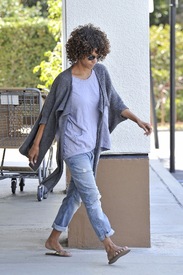 Halle Berry at a pet supply store in Malibu 6.5.2012_07.jpg