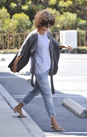 Halle Berry at a pet supply store in Malibu 6.5.2012_08.jpg