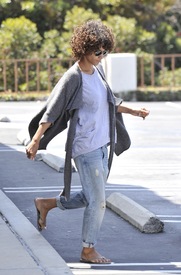 Halle Berry at a pet supply store in Malibu 6.5.2012_09.jpg