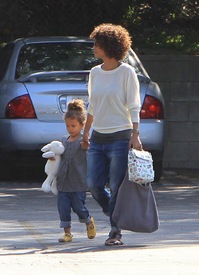 Halle Berry picking up her daughter from school in LA 7.5.2012_01.jpg