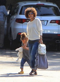 Halle Berry picking up her daughter from school in LA 7.5.2012_03.jpg