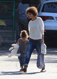Halle Berry picking up her daughter from school in LA 7.5.2012_05.jpg